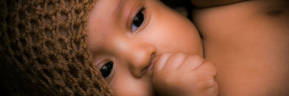 Chupeta e chupar dedo: até quando é normal e como ajudar seu filho a parar