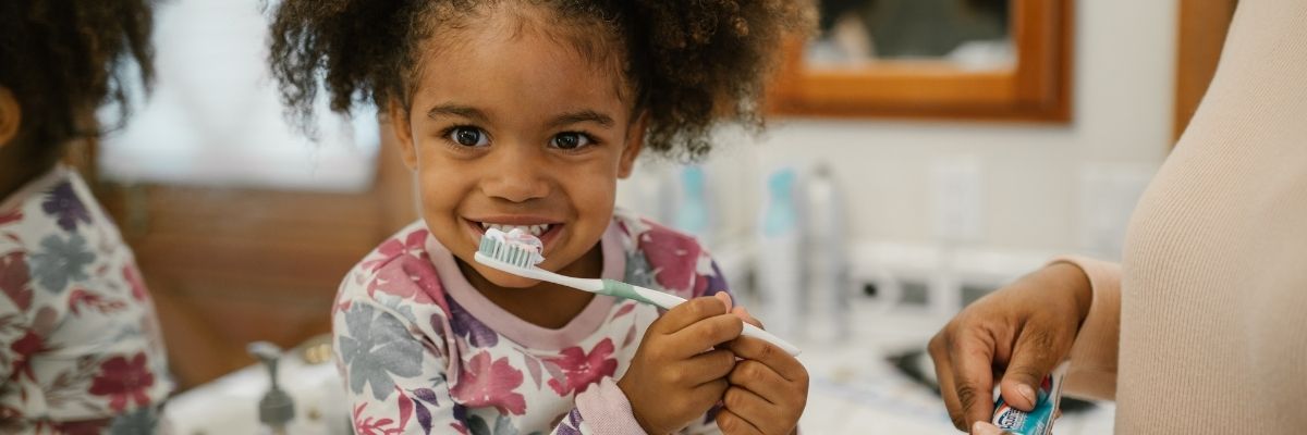 Como fazer as crianças pequenas escovarem os dentes