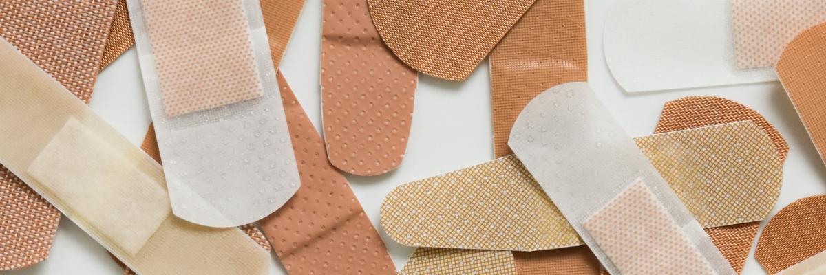 Band-Aid no umbigo para enjoo: mito ou verdade para mães brasileiras